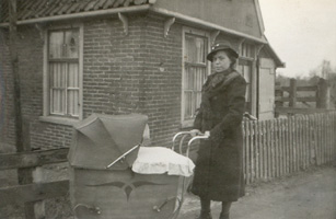 1943_kinderwagen.jpg