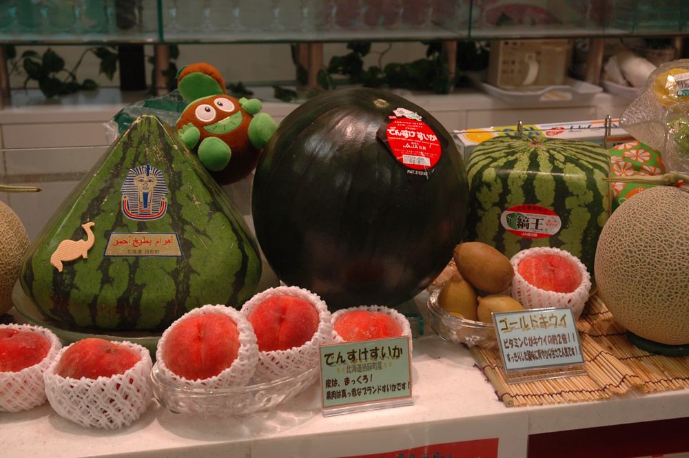 meloen in piramide, zwart en vierkant