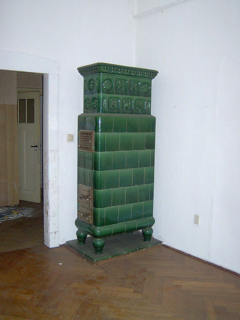 Interessanter grüner Kachelofen