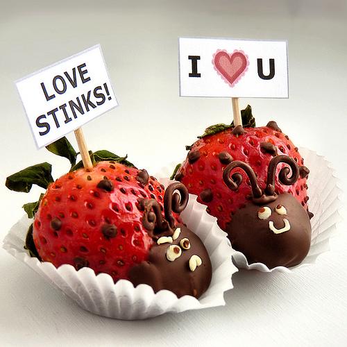 gourmet-chocolate-dipped-ladybug-strawberries-for-christmas-or-valentines-day-wedding-strawberry-love-bugs-ugur-bocegi-seklinde-cikolatali-ask-cilekleri-farkli-ev-yapimi-nikah-sekerleri-sevgililer-gunu-ask-cilekleri.jpg