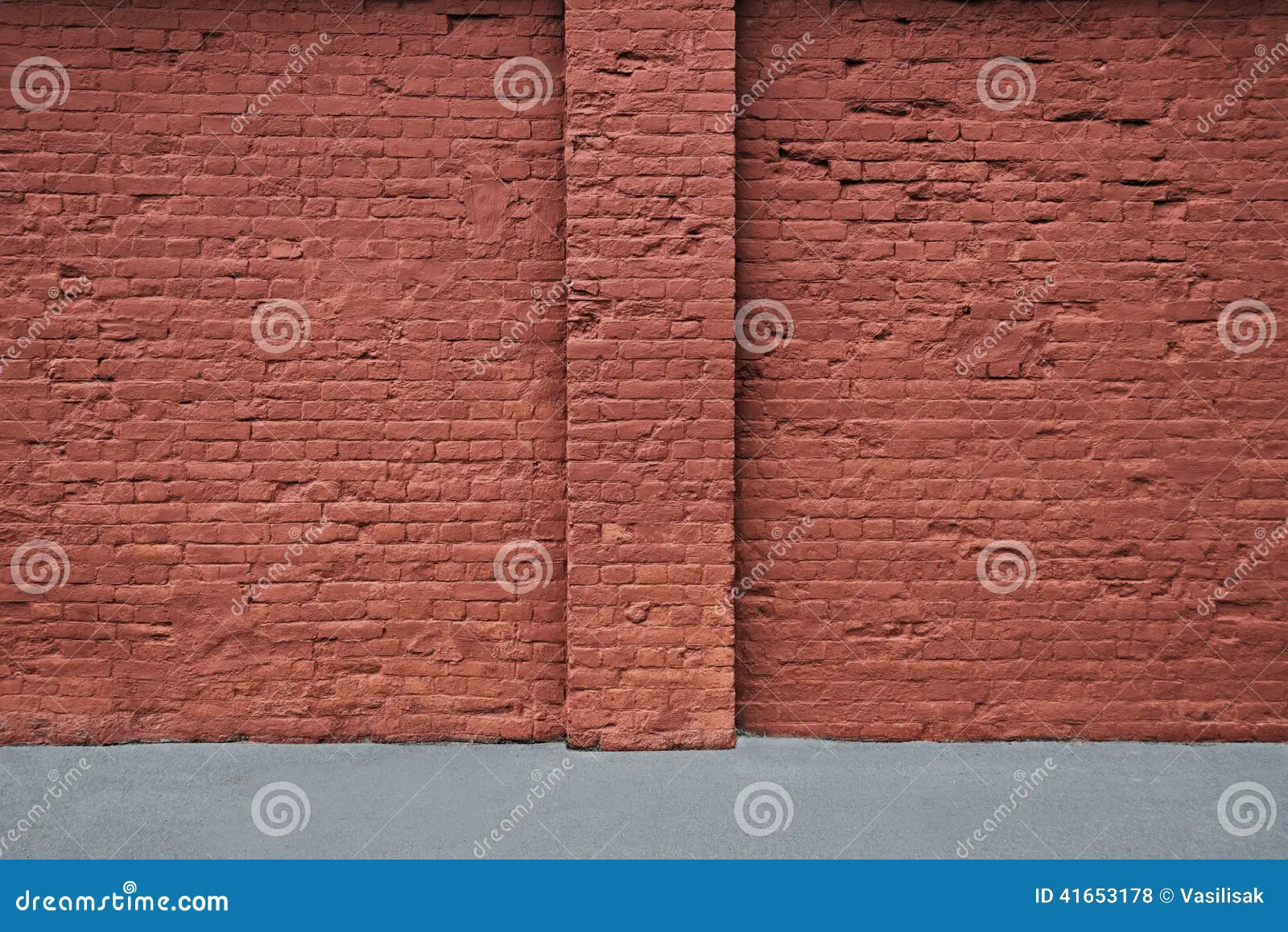 rode-bakstenen-muur-met-de-strook-van-asfalt-en-verticale-kolom-41653178.jpg