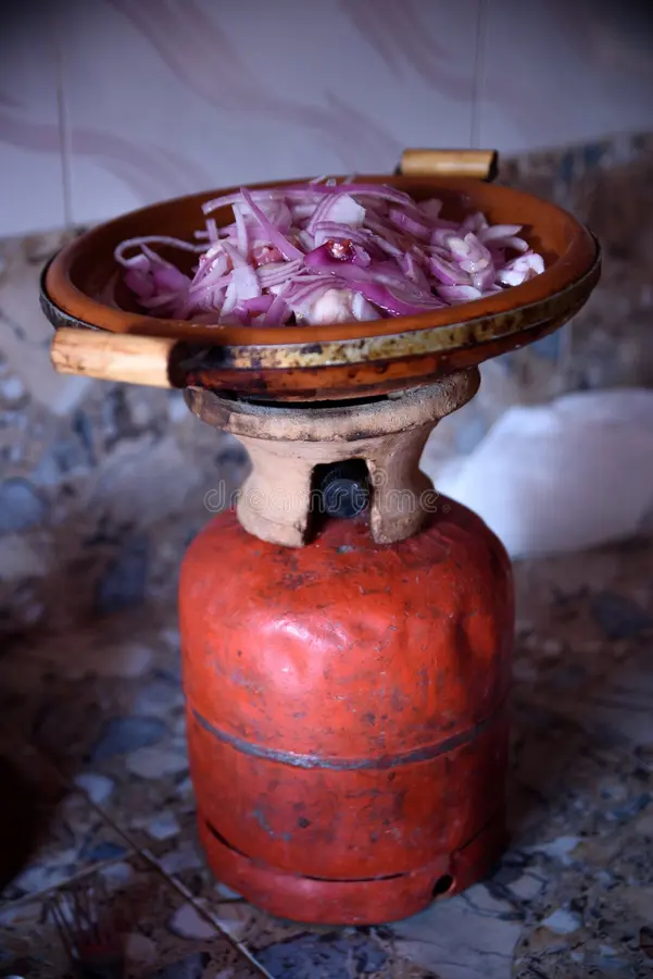 Traditionele Marokkaanse Tagine Die Op Gasfles Maken Stock Afbeelding -  Image of kouskous, gastronomisch: 97882825