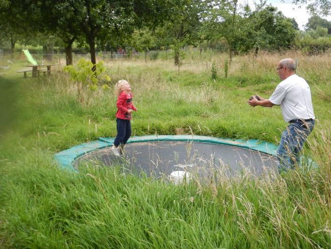 Elisabeth-en-opa-op-de-trampoline74491469133752.JPG