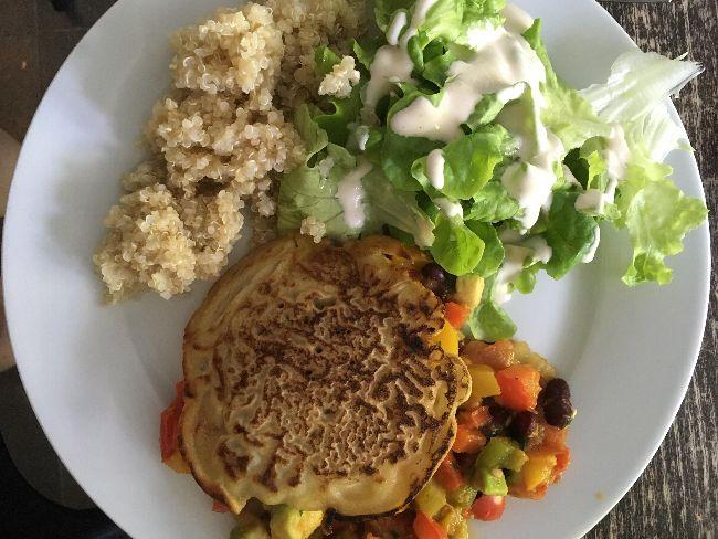 Mexicaans-gevulde-maispannenkoekjes-met-quinoa-groene-salade-en-veganaise32951528057353.jpg