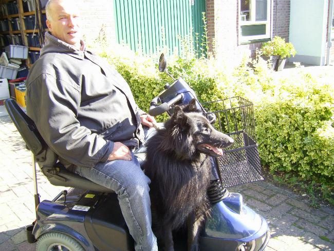 Monique7860-met-zijn-vriend-op-de-driewieler25861380731437.JPG