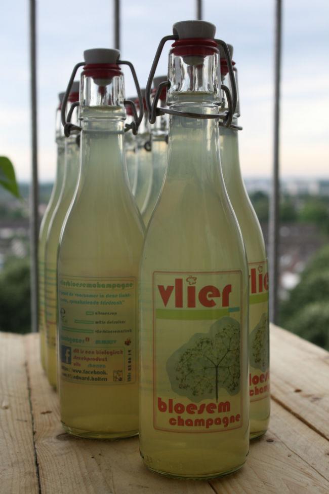 vlierbloesemchampagneflessen-nu-met-etiket-10-06-14-02679891402947430.JPG