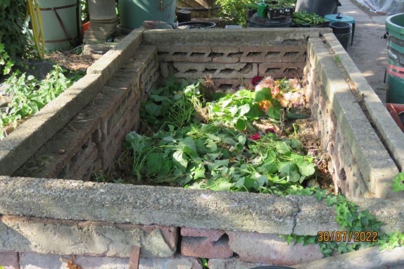 compostbak1.thumb.JPG.7f941267ecdd526fb195121603d04282.JPG