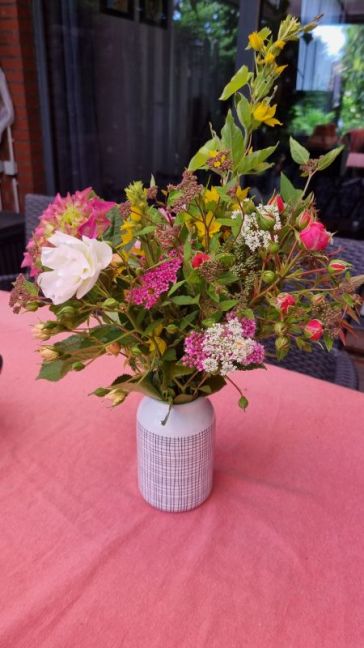 bloemen op tafel 1.jpg